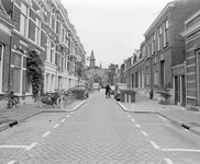 880872 Gezicht in de Haagstraat, ingericht als 'leefstraat', te Utrecht, vanaf de Wolter Heukelslaan.